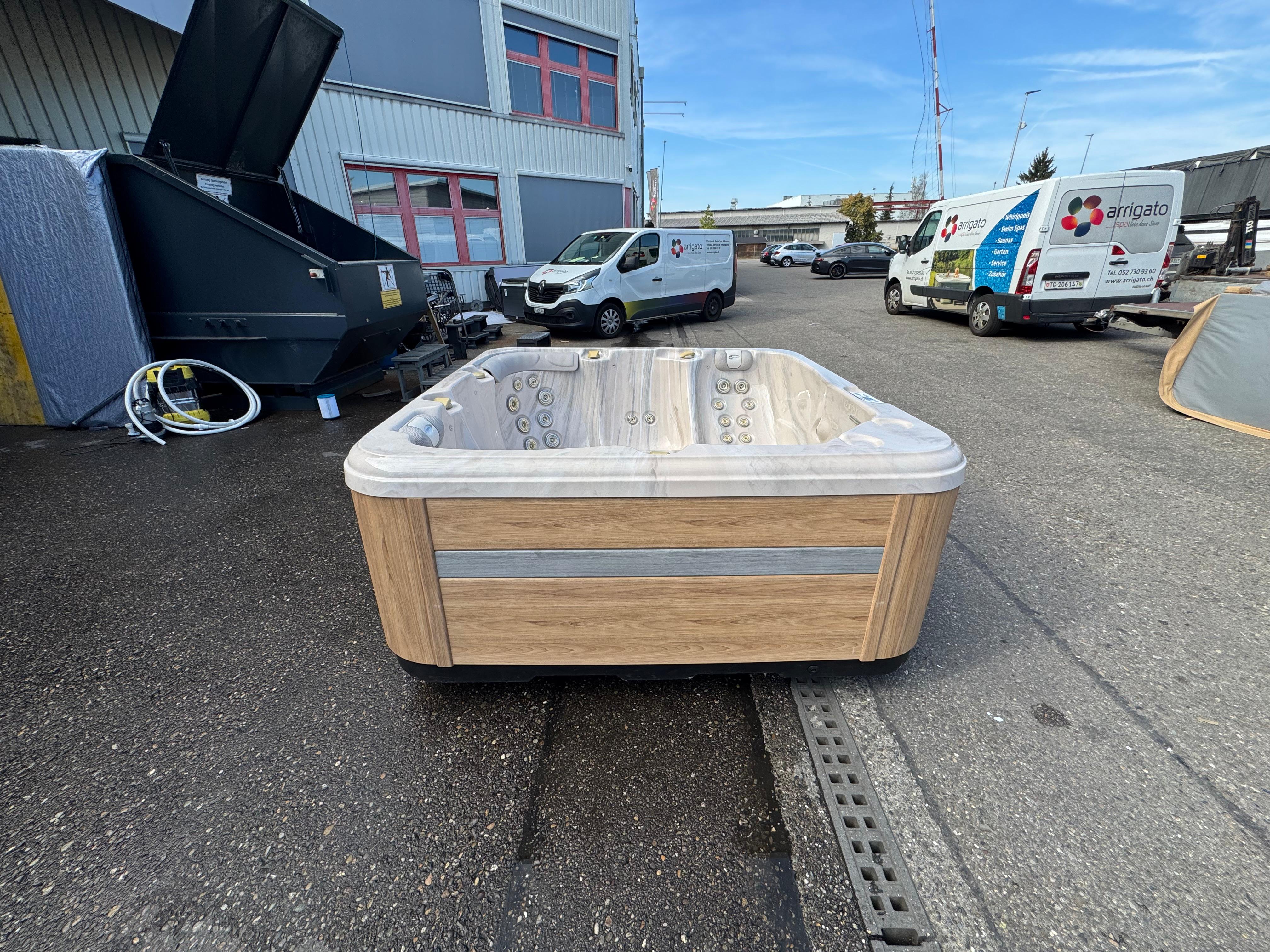 Whirlpool Charlotte – Occasion | 4–5 Personen | CHF 4'000.–